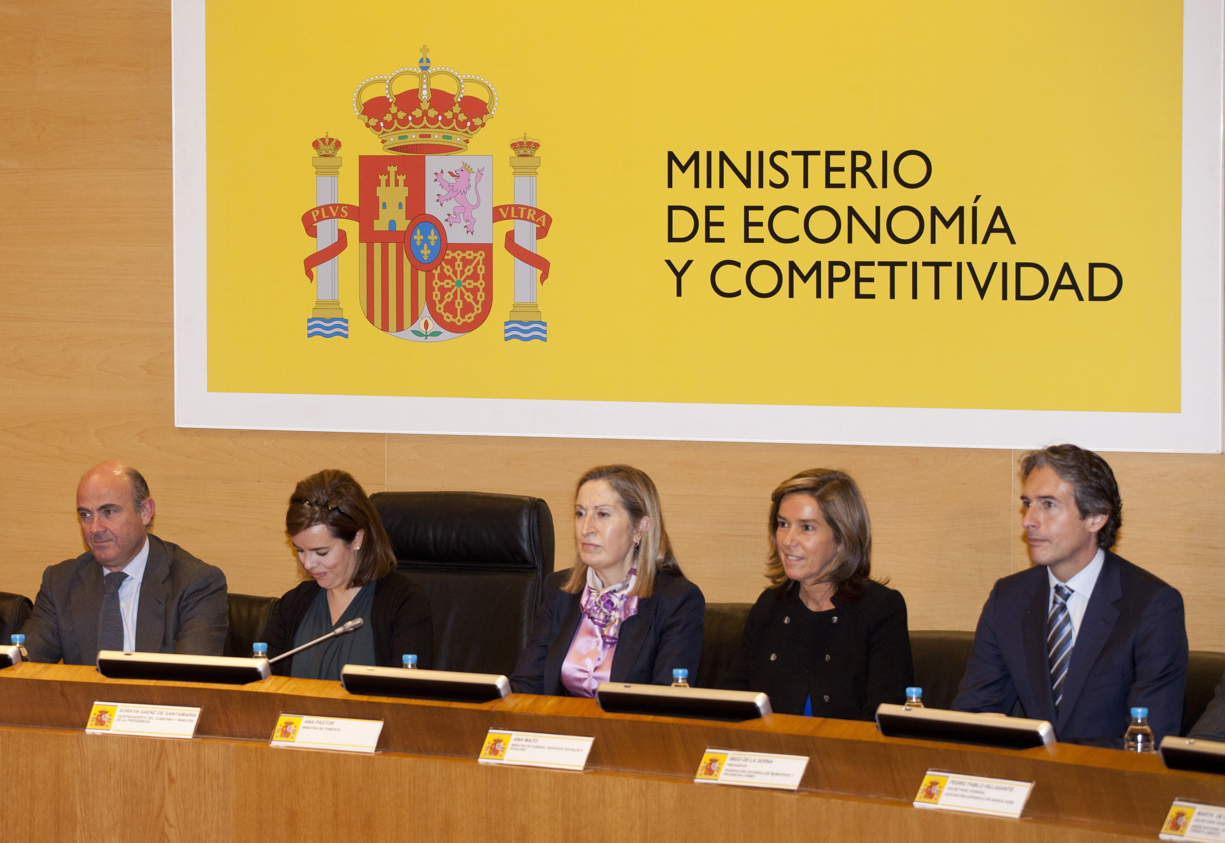 El Presidente de la FEMP firmó un Convenio con los ministros Luis de Guindos, Ana Pastor y ana Mato, en un acto en que también participó la Vicepresidenta del Gobierno, Soraya Sáenz de Santamaría